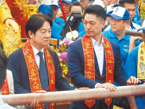 賴清德總統(tǒng)（左）與臺北市長蔣萬安（右），19日出席松山慈惠堂遶境活動，兩人同場互動冷冰冰。（趙雙杰攝）