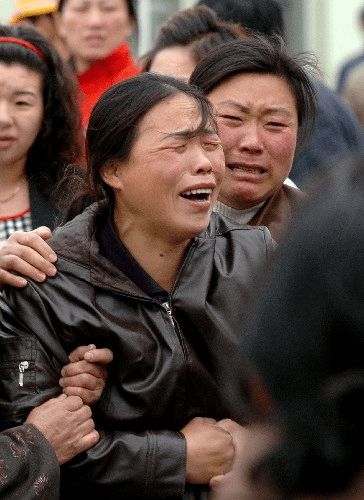 遼寧廠鋼水傾覆，造成32名工人當場死亡，家屬焦急等待消息。 新華社