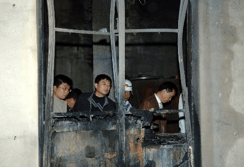 工作人員勘查事故現(xiàn)場。新華社