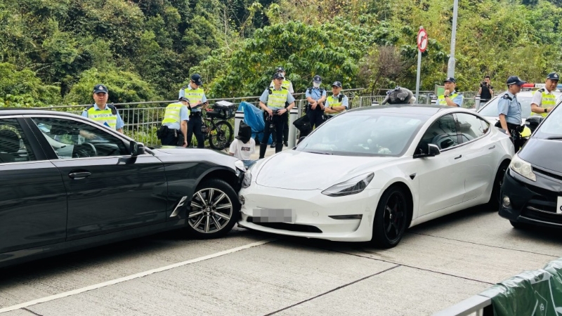 Tesla與警方隱形戰(zhàn)車迎頭相撞。