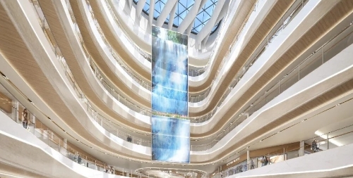 從口岸出發(fā)，僅15分鐘車程即可到達(dá)，方便快捷