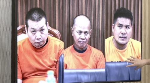 菲警公開涉綁架撕票案的三名被捕嫌犯，左一為楊建民。