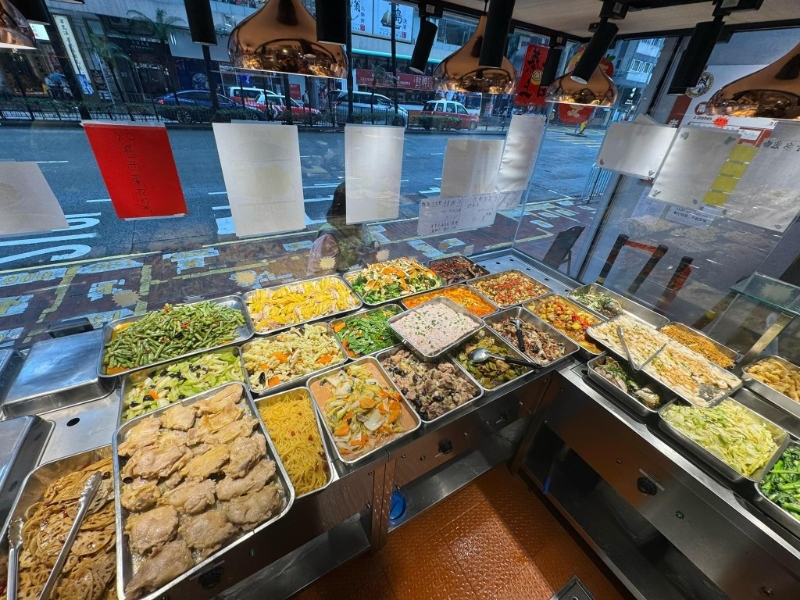 兩餸飯店近年在全港各區(qū)開(kāi)到成行成市，其中以灣仔為熱門選址，更掀起一場(chǎng)「減價(jià)戰(zhàn)」