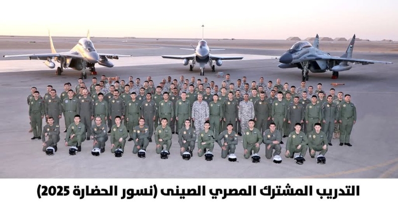 中埃空軍人員和中埃兩國(guó)戰(zhàn)機(jī)合影。 埃及國(guó)防部