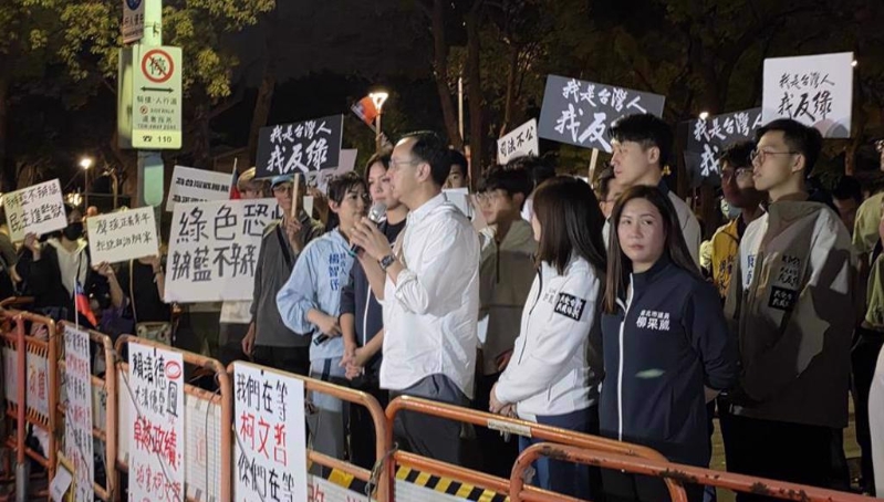 國(guó)民黨主席朱立倫（前中）18日晚間號(hào)召民眾26日上凱道。（資料照，林郁平攝）