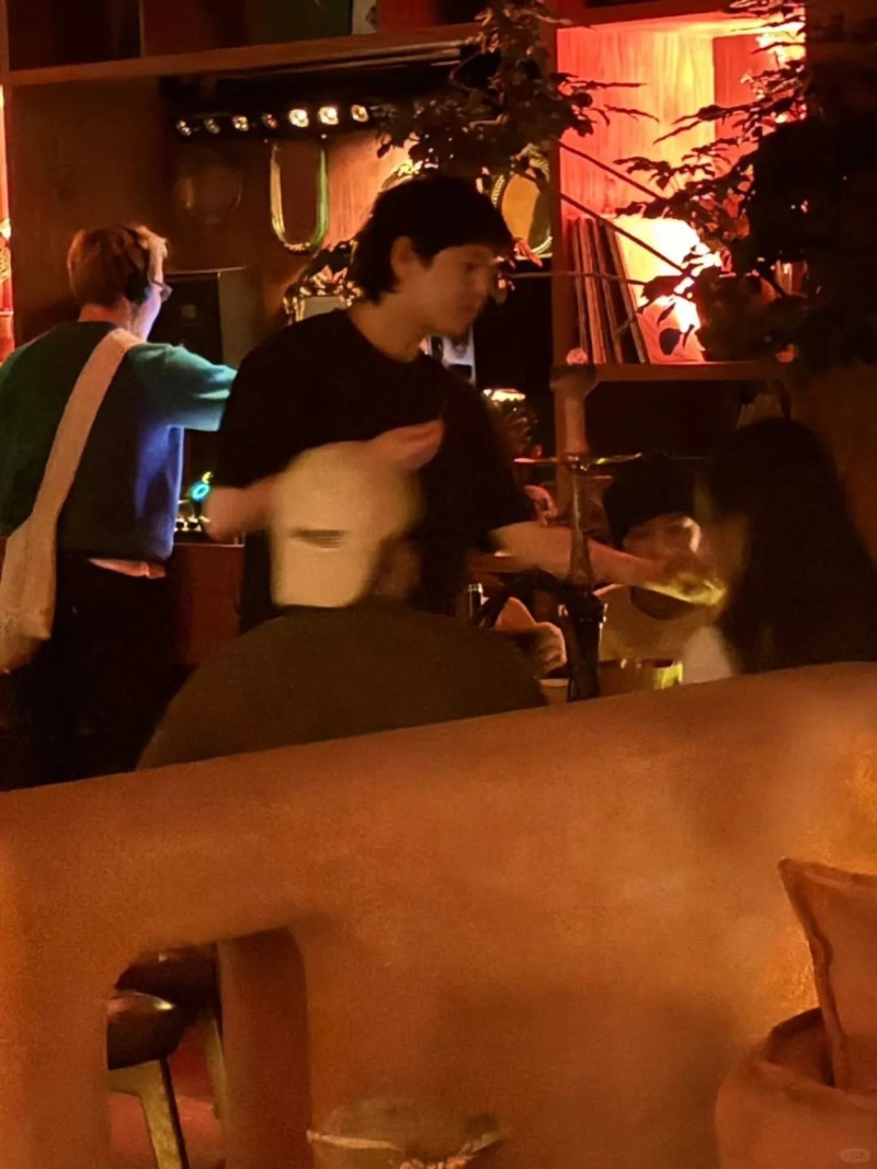 早前，有網(wǎng)民在小紅書上發(fā)布了一張?jiān)谏虾２蛷d巧遇竇靖童同朋友聚會(huì)的照片，竇靖童與三、四名友人在閑談，臺(tái)面擺放水煙器具，氣氛輕松。