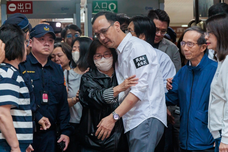 臺(tái)北地檢署偵辦國民黨臺(tái)北市黨部聯(lián)署涉?zhèn)卧煳臅?，檢察官18日清晨復(fù)訊后聲押黃呂錦茹（中左），臺(tái)北地院19日晨5時(shí)許裁定黃呂無保請(qǐng)回。（資料照／郭吉銓攝）