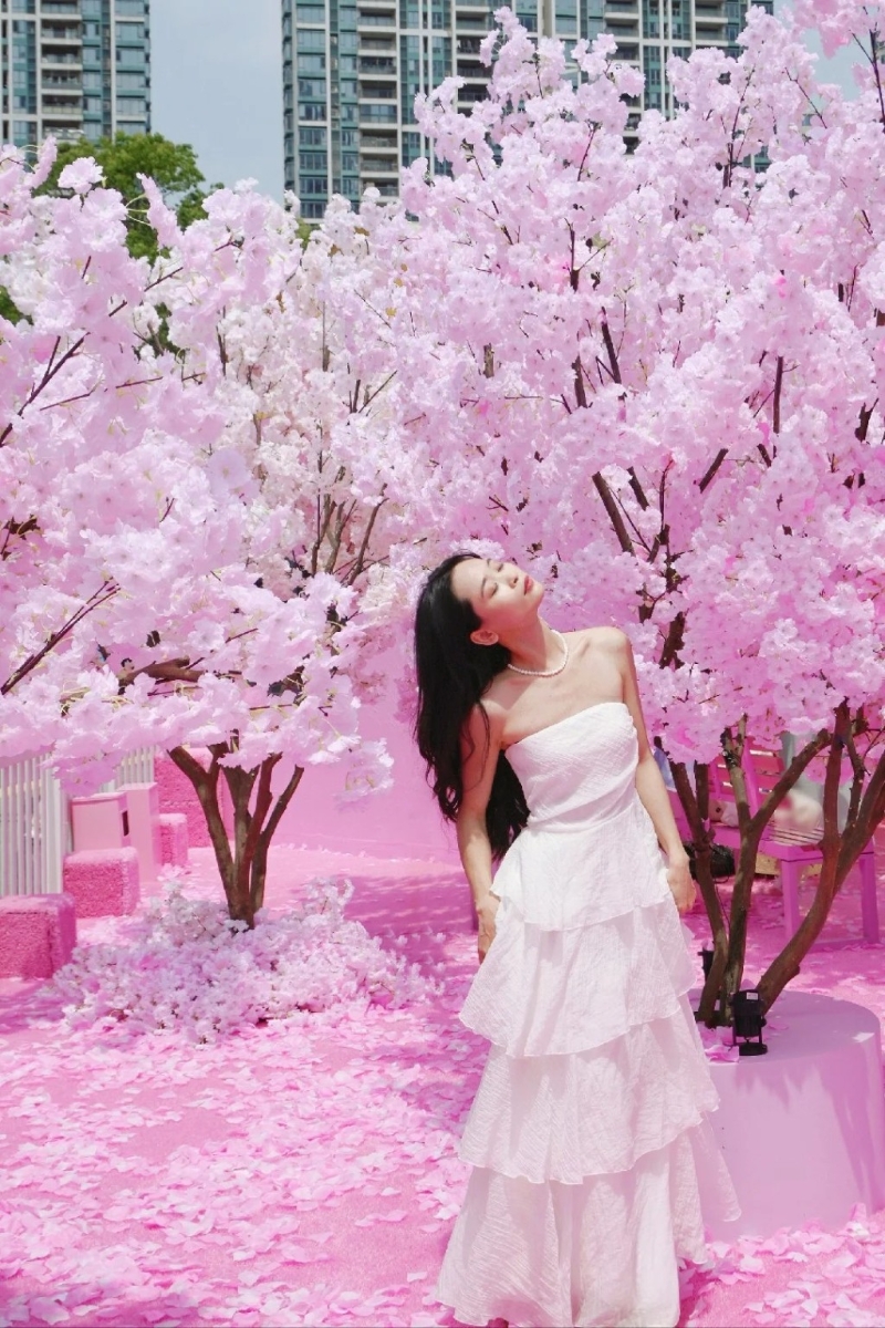 不少網(wǎng)民特意配襯穿搭到現(xiàn)場(chǎng)留影。