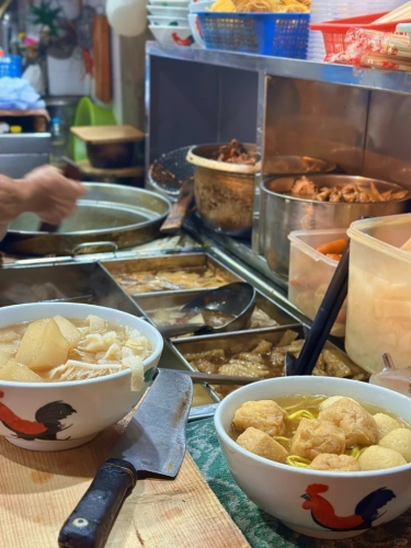 “輝記車仔面”多年來由“輝哥”及妻子夫婦檔“一腳踢”，憑其高性價比、牛腩、豬紅、豬腸以及“公雞碗”成食客寵兒。