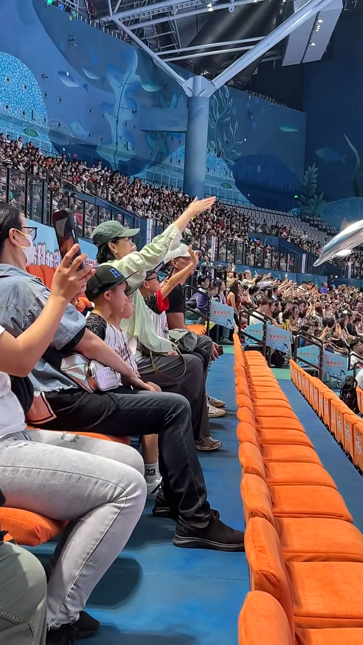 昨日（20日）有網(wǎng)民在小紅書上曬出在長隆飛船樂園偶遇胡杏兒一家的影片，當(dāng)日胡杏兒夫婦帶同囝囝及老爺奶奶出行，今次是李乘德夜店攬女風(fēng)波後，一家人首次一起出行，引起不少網(wǎng)民關(guān)注。