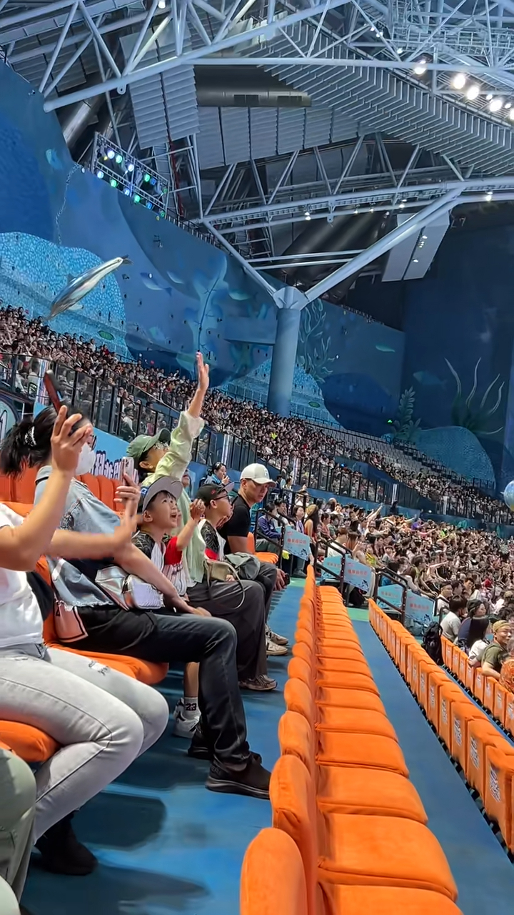 不過，坐在兒子身旁的李乘德則形成鮮明對比，相比專注看表演的胡杏兒，坐在最邊緣位置的他看起來心不在焉，而且滿臉疲憊，狀態(tài)欠佳。