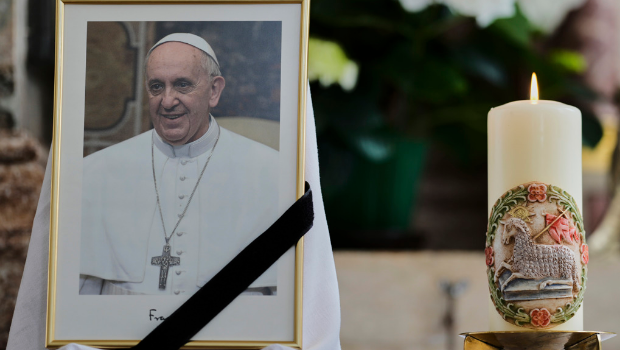 天主教宗方濟(jì)各辭世，德國一處天主教堂外有信徒豎立方濟(jì)各遺照點燭致哀。