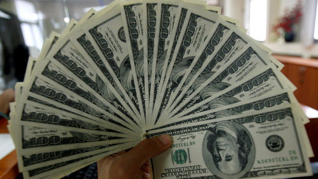 特朗普關(guān)稅政策引發(fā)信任危機(jī)，拖累美元失去“避風(fēng)港”地位。