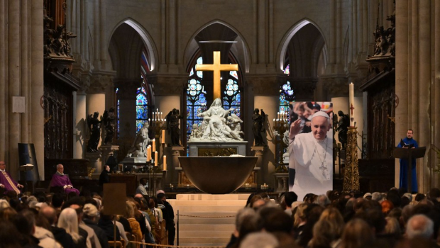 2025年4月21日，巴黎圣母院為教宗方濟(jì)各逝世舉行2場彌撒。