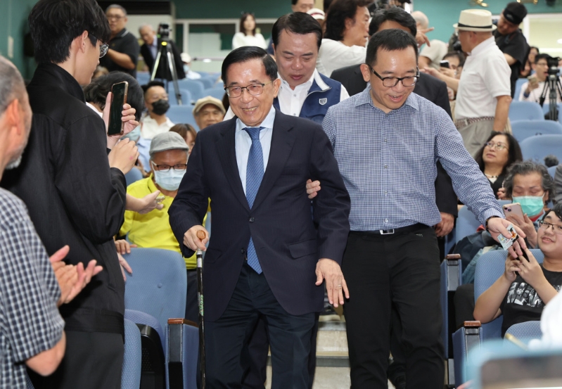 前總統(tǒng)陳水扁19日出席凱達(dá)格蘭學(xué)校舉行的「2025黃信介先生紀(jì)念講座」活動(dòng)，并以「臺(tái)灣民主的韌性與轉(zhuǎn)型」為題發(fā)表演說(shuō)。