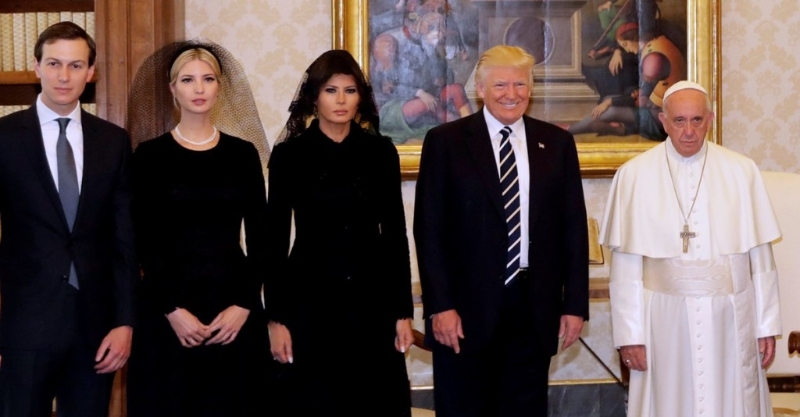 特朗普與梅拉尼婭及女兒伊萬卡、女婿庫什納，2017年拜訪教宗方濟(jì)各。