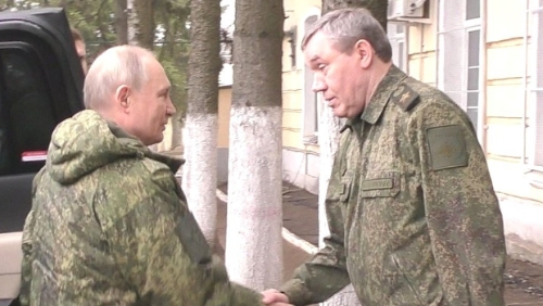 俄羅斯總統(tǒng)普京（左）和俄羅斯武裝力量總參謀長格拉西莫夫在庫爾斯克地區(qū)一個(gè)指揮中心握手。