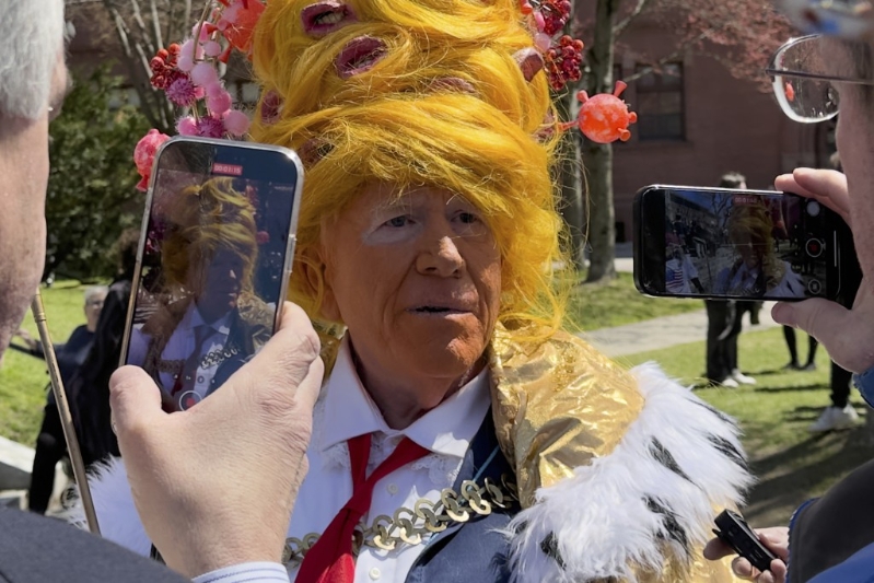 哈佛校友、學(xué)生及教職員日前舉行反特朗普示威。