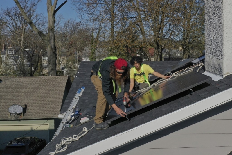 美國民眾愛在屋頂裝設太陽能電池板。美聯(lián)社