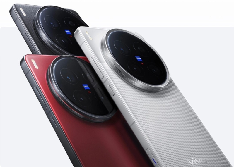 X200 Ultra備有紅、銀及黑3色選擇，機背紋理質感各有特色。