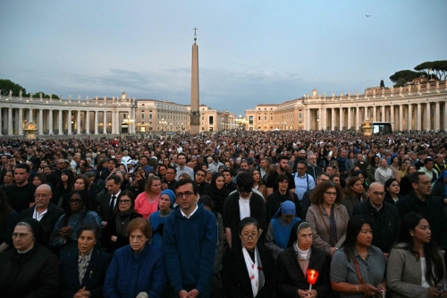 信眾在圣伯多祿廣場(chǎng)哀悼教宗。法新社