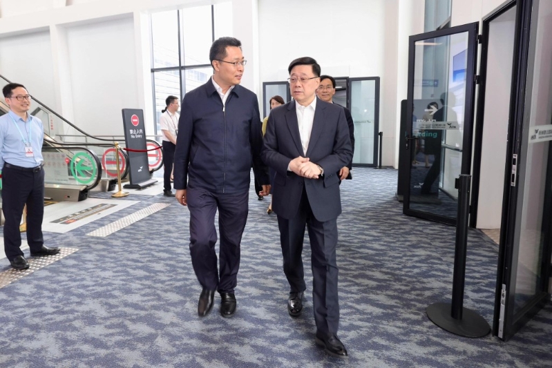 行政長官李家超帶領(lǐng)特區(qū)政府代表團(tuán)成員，今午（22日）抵達(dá)浙江杭州。