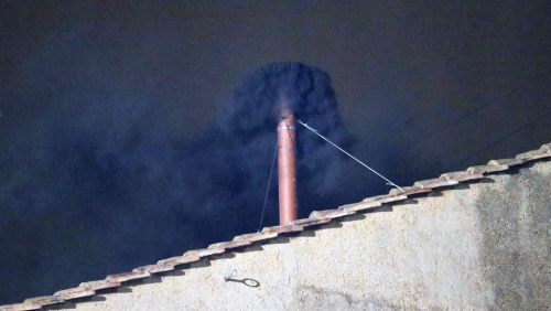 西斯廷教堂的煙囪黑煙代表沒有結(jié)果。 美聯(lián)社資料圖