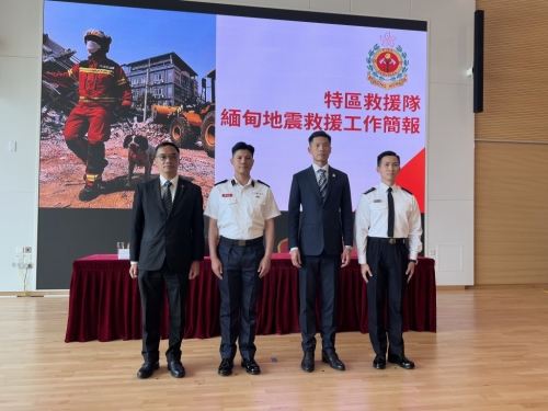 左起：醫(yī)院管理局律敦治及鄧肇堅(jiān)醫(yī)院部門主管（急癥科）蕭粵中醫(yī)生、特區(qū)救援隊(duì)指揮官趙汝玨、保安局政府保安事務(wù)主任黃國(guó)基、入境事務(wù)處入境事務(wù)主任王銳靖