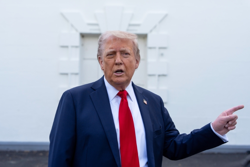 美國總統(tǒng)川普先前表示，不會(huì)對(duì)中國大陸「強(qiáng)硬出招」，雖然目前對(duì)陸加征的關(guān)稅稅率高達(dá)145%，但未來這個(gè)稅率不會(huì)維持這么高的水平。(圖／美聯(lián)社）