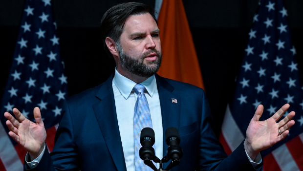 2025年4月22日，美國(guó)副總統(tǒng)萬(wàn)斯于印度齋浦爾的拉賈斯坦國(guó)際中心發(fā)表講話。