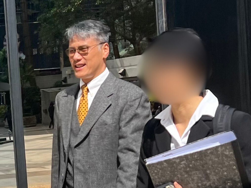 水球港隊(duì)時(shí)任領(lǐng)隊(duì)古汝發(fā)（左）上月被判240小時(shí)社會(huì)服務(wù)令。