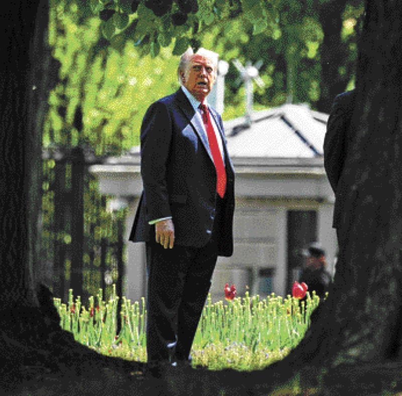 ?總統(tǒng)特朗普宣布改建白宮的最新計劃，包括他將出資在官邸北側(cè)的場地立起兩根高度大約百呎的旗桿。 美聯(lián)社