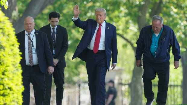 在美國(guó)總統(tǒng)特朗普即將迎來(lái)執(zhí)政100天之際，民眾對(duì)他在2方面表現(xiàn)給予低分。