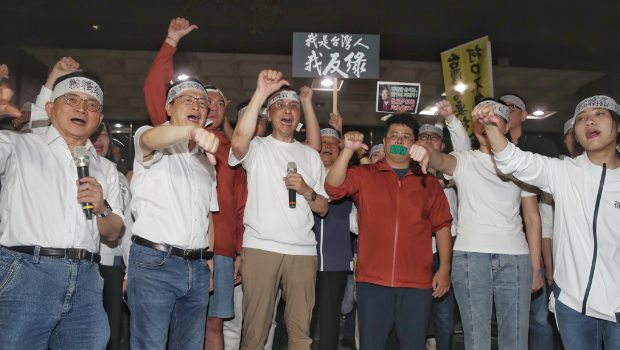 圖為檢調(diào)偵辦罷免死亡連署案，國民黨支持者17日晚間聚集在北檢外，國民黨主席朱立倫（前排中）與黨籍“立委”們在北檢外抗議。