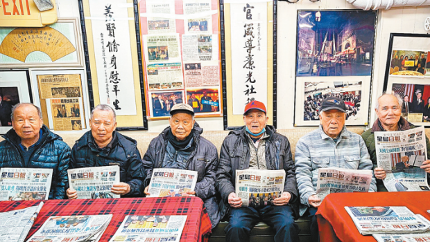 （左起）張子榮、陳新沾、吳子瑞、黃國亮、雷法暉、彭作義在黃官羨閱報(bào)室閱讀《星島日?qǐng)?bào)》。