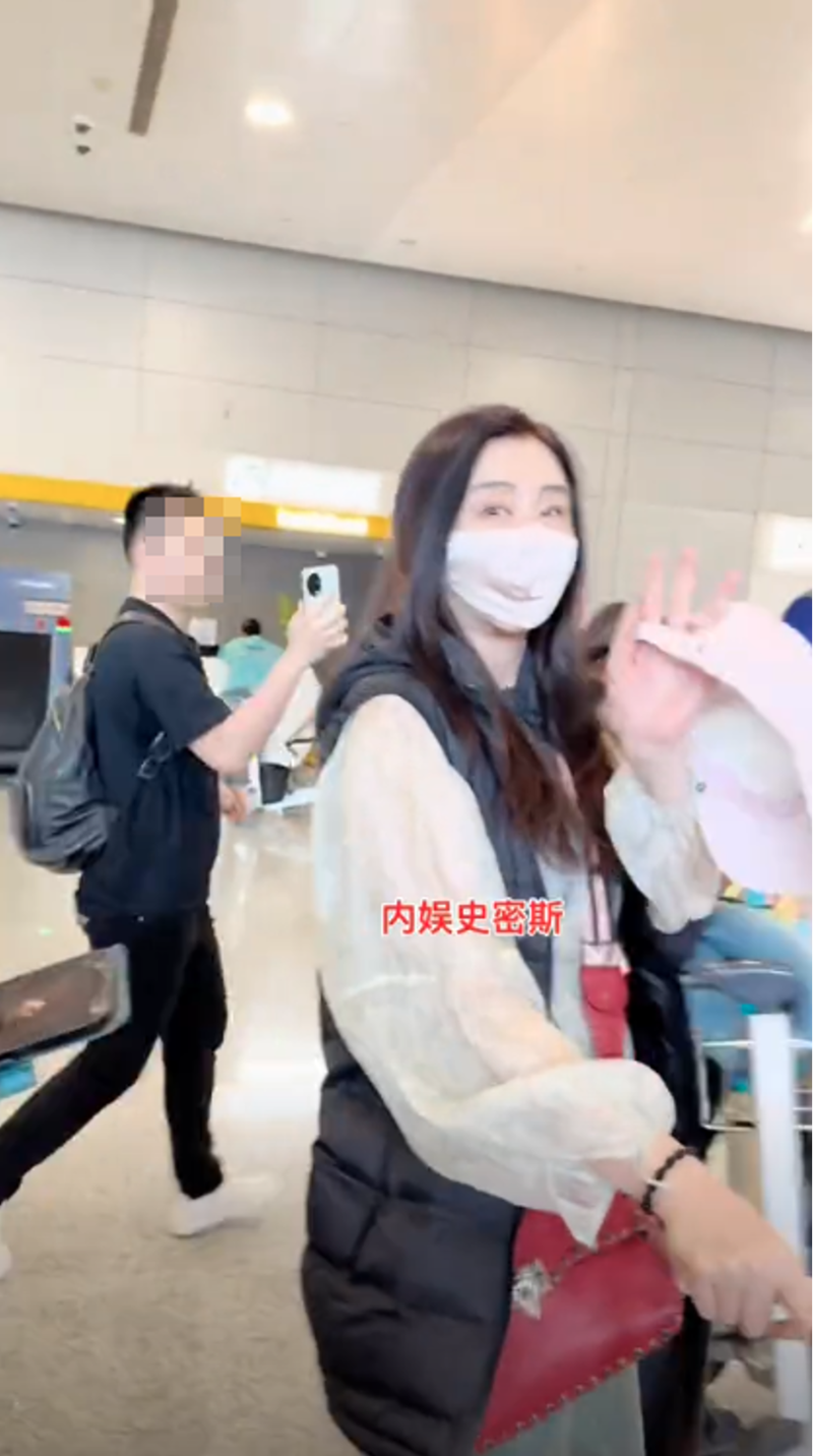 王祖賢向粉絲揮手打招呼。