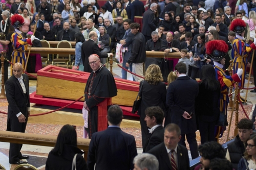 在葬禮上，大部分禮拜儀式都是使用拉丁文進行