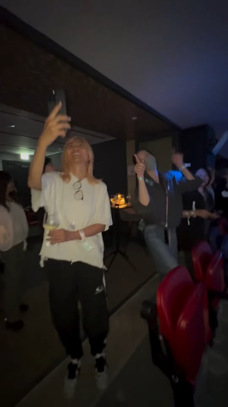 王菲聽到訂情歌《玉蝴蝶》，全程冧爆地跳舞