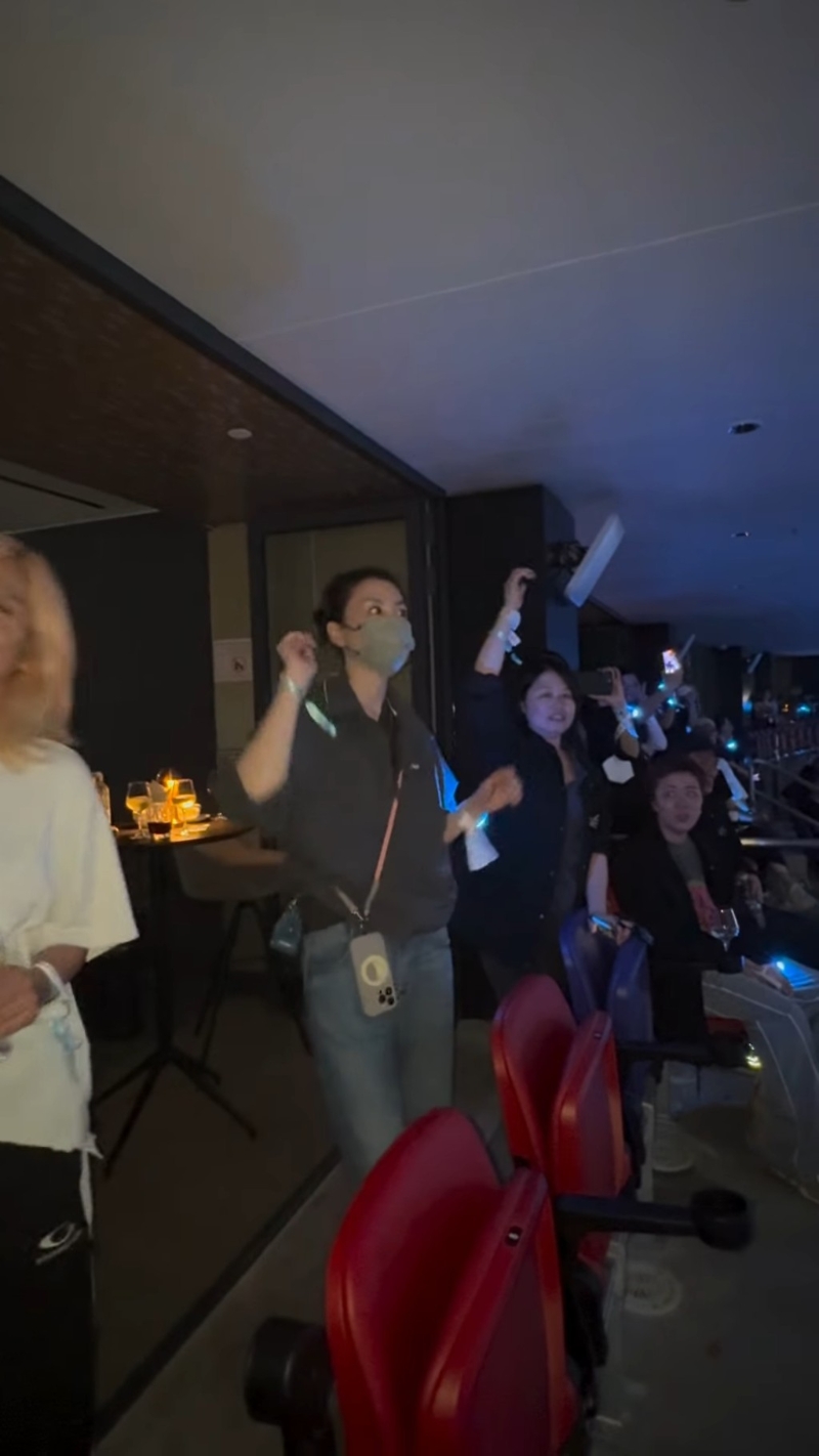 王菲聽到訂情歌《玉蝴蝶》，全程冧爆地跳舞。