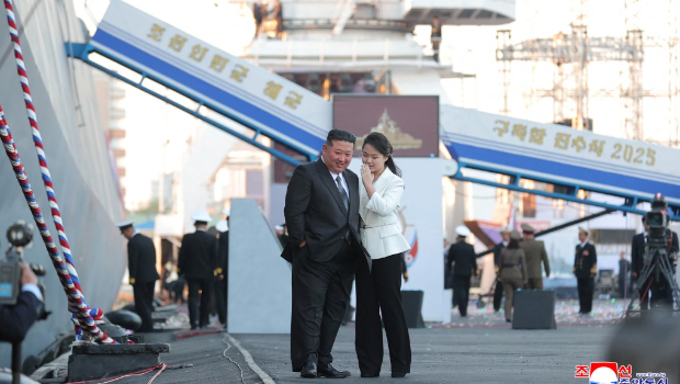 金正恩攜愛女出席驅(qū)逐艦下水禮。
