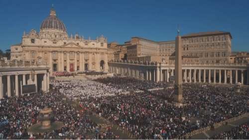 圣伯多祿廣場已擠滿民眾。