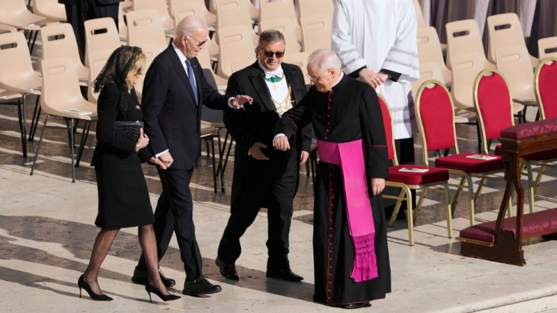 美國前總統(tǒng)拜登與妻子吉爾抵達圣伯多祿廣場。