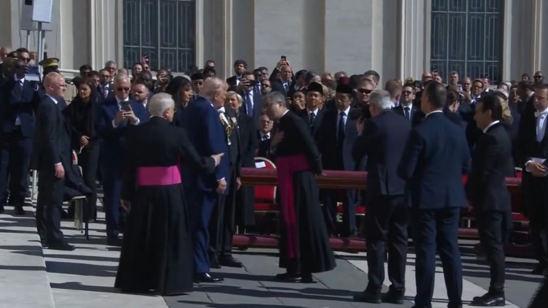 美國總統(tǒng)特朗普與妻子梅拉尼婭抵達圣伯多祿廣場。