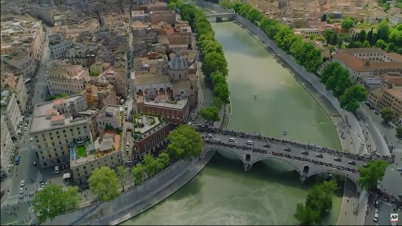 車隊經(jīng)過臺伯河。