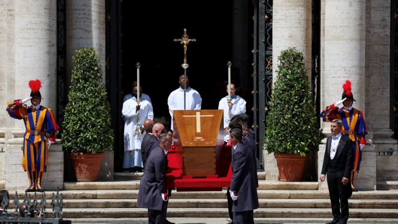 教宗方濟各的靈柩進入羅馬圣母大殿。