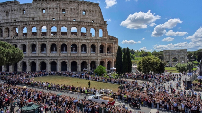 靈車駛經(jīng)羅馬斗獸場。