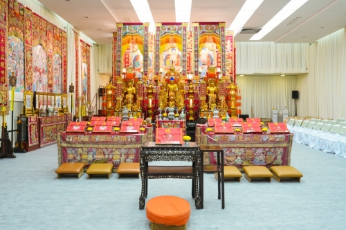 靈堂地下設(shè)大型佛壇。