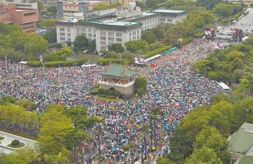 國民黨26日在凱道舉行「反綠共、戰(zhàn)獨(dú)裁」活動(dòng)，大批支持民眾不畏風(fēng)雨前來聲援，現(xiàn)場宣布超過25萬人參與。