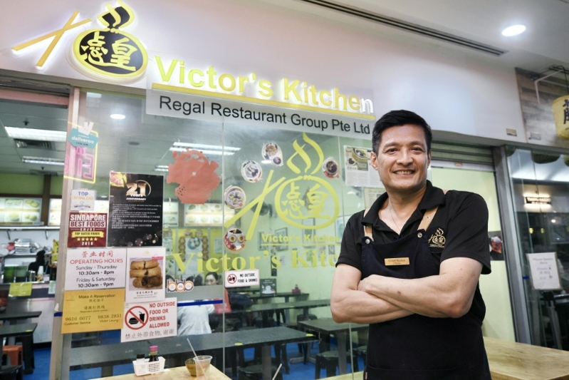 經(jīng)營點心餐廳的他，十年前更在唐人街“牛車水”開設(shè)分店。