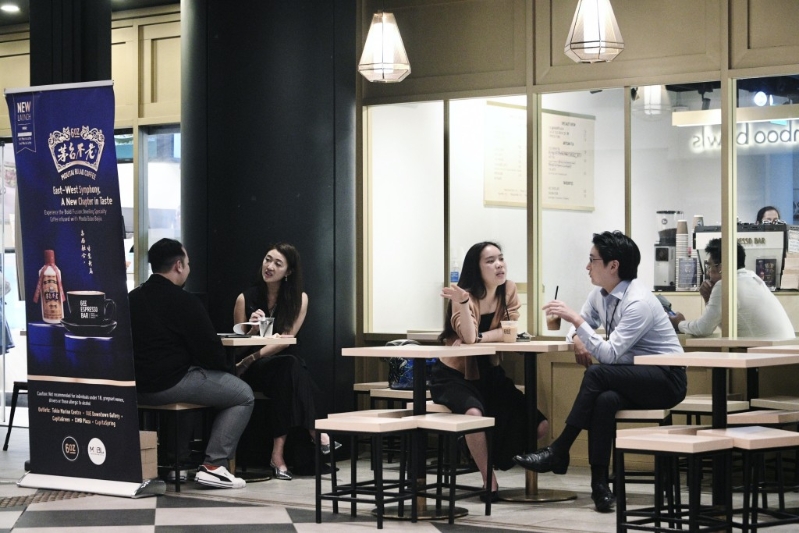 他指近年新加坡政府“起勢加消費稅”，4年間由7%加至現(xiàn)時的9%。